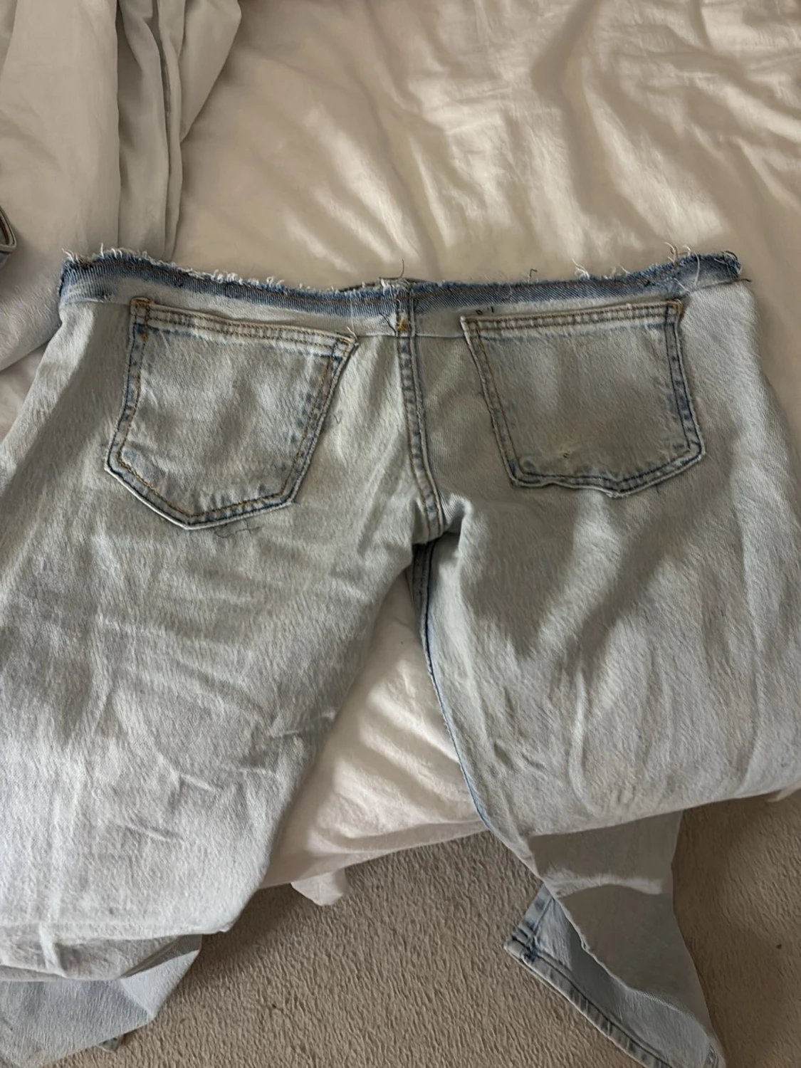 Ljusblå bootcut jeans med slitningar - 1