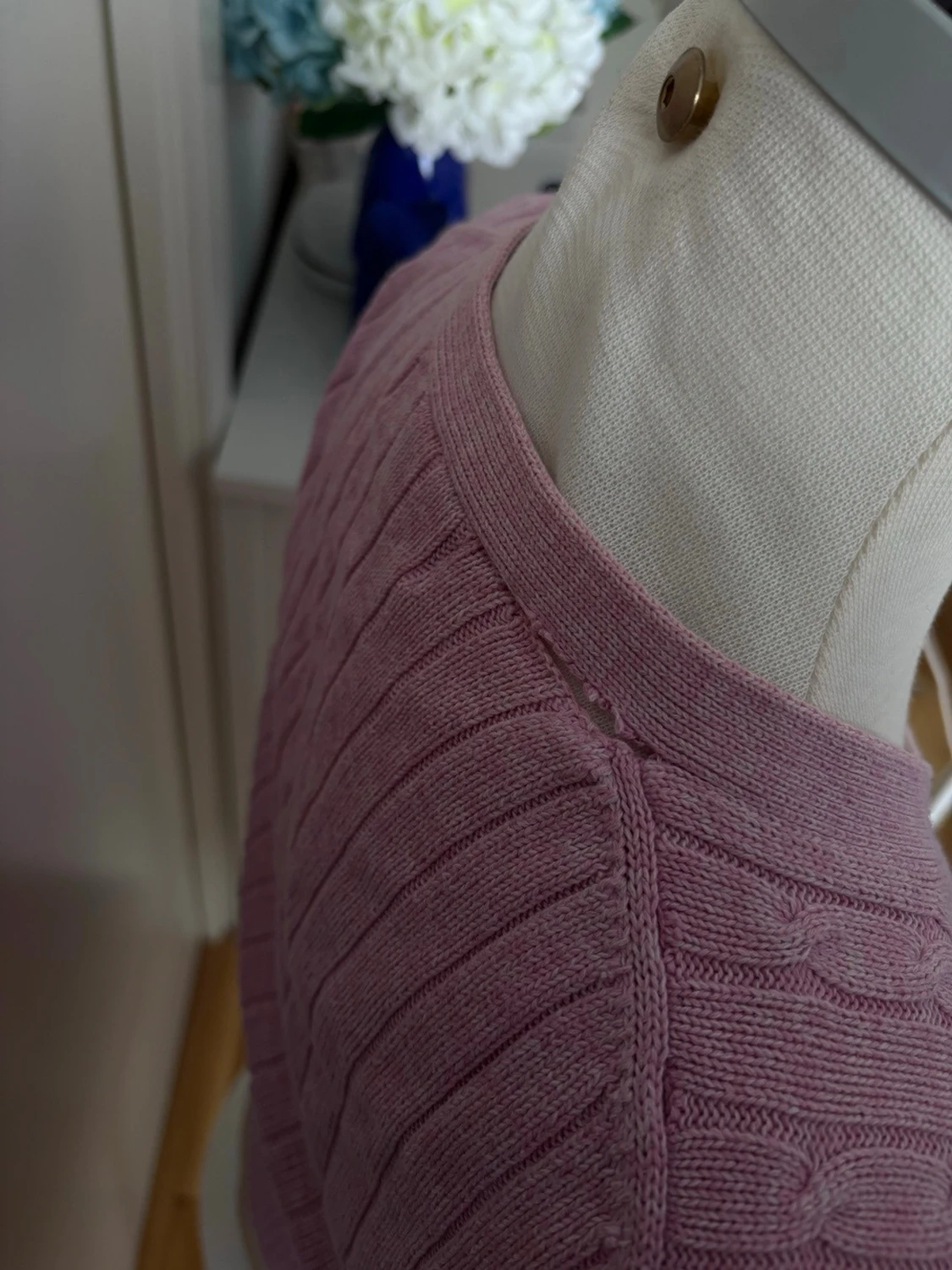 Rosa kabelstickad kofta – klassisk & feminin - 4