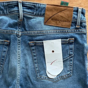 Handpicked jeans - Unika helt nya Handpicked jeans i färgen blå med en sjysst fade. Aldrig använda kvar med tags otroligt bra pris så var snabba !!