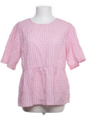 Rosa blus med struktur - Söt rosa blus med korta ärmar och volang nedtill. Blusen har ett strukturerat tyg med diskret rutmönster och rund halsringning. Perfekt för en fräsch och trendig look🌸