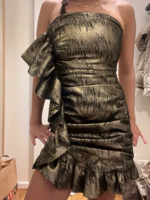 slutsåld zara Svart och guldig volangklänning - super snygg och helt slutsåld!!