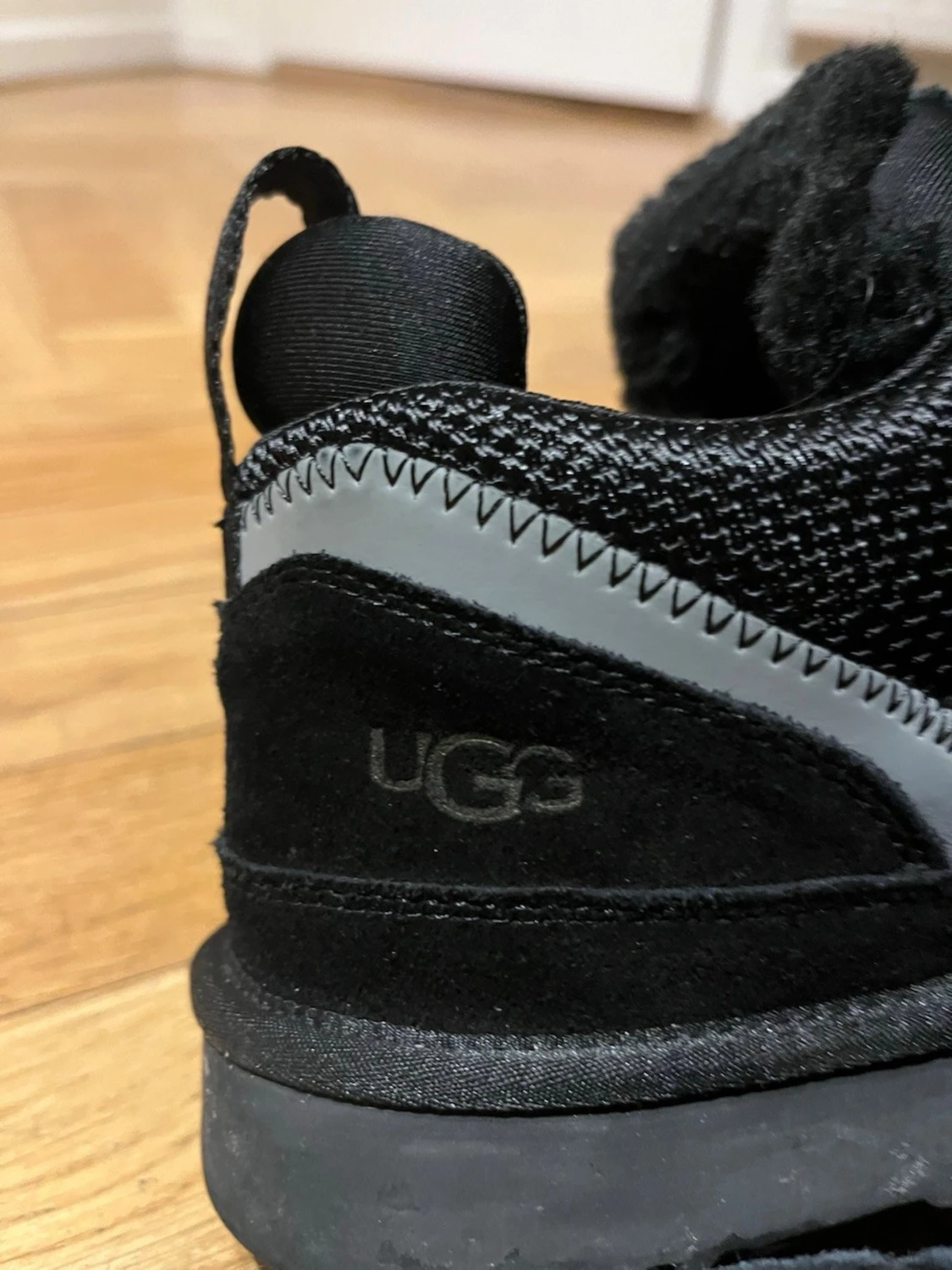 Svarta sneakers från UGG med snörning - 2