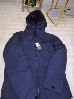 Five Season jacka  - jätte fin den kostar 2400 men jag säljer den för 1200 den var stor på mig de drf jag säljer den 