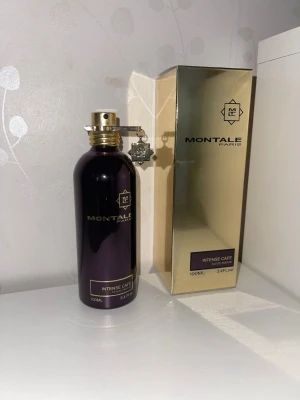 Montale intense cafe - Montale Intense Café är en varm och söt unisexparfym med tydlig doft av kaffe. Den blandar mjuka rosnoter med krämig vanilj och mysk, vilket ger en mysig och lockande känsla. En perfekt doft för kyliga dagar och kvällar när du vill dofta varmt och inbjudande.