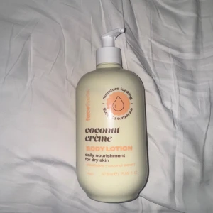 Coconut Crème Body Lotion - Body lotion med kokosdoft från Face Facts. Kommer i en beige plastflaska med pump och innehåller 473 ml. Perfekt för torr hud och innehåller sheasmör och kokosnötsextrakt för extra återfuktning.