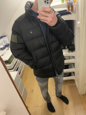 G-star raw jacka - Säljer riktigt fet g star jacka, den är i jätte fint skick skulle säga 8/10. En perfekt jacka nu resten av vinter men också till våren