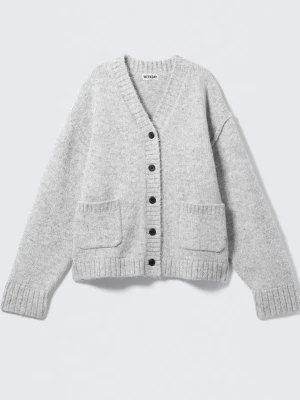 Grå kofta från Weekday med fickor - Mysig grå kofta från Weekday med v-ringning, knappar framtill och två stora fickor. Koftan har ribbade muddar vid ärmslut och nederkant och är stickad i ett mjukt material. Perfekt för lager-på-lager-stil.