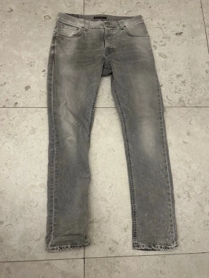 Grå slim fit jeans från Nudie - Mycket bra skick. Storlek W32 L32