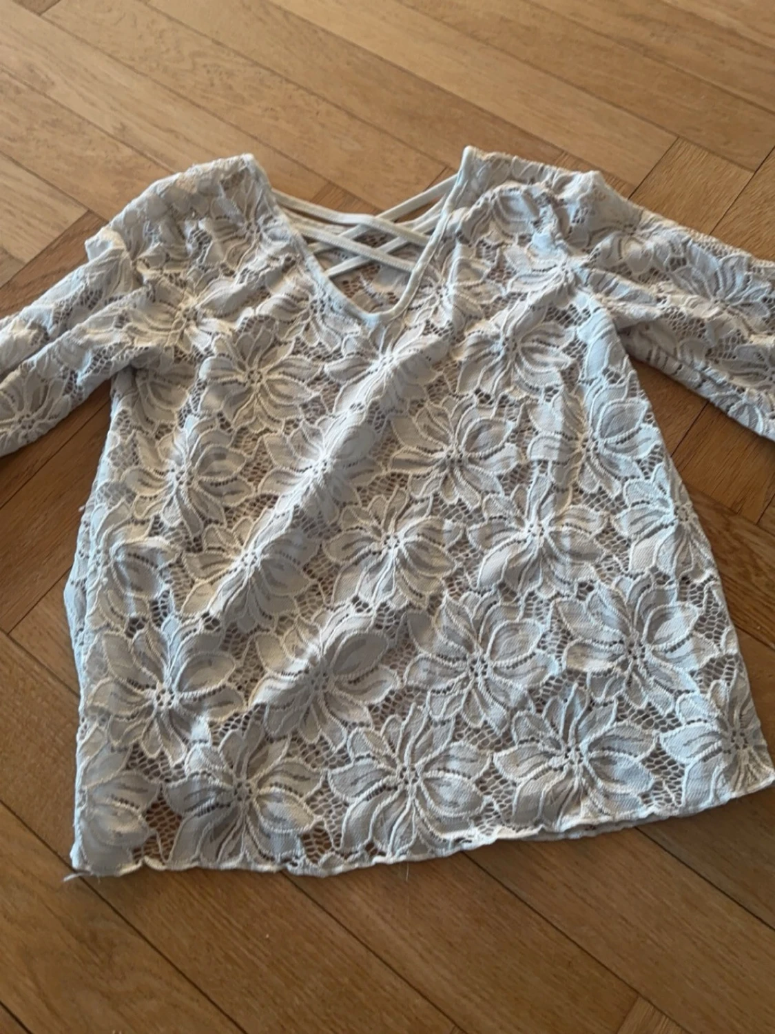 Vit spetsblus med v-ringning - 1