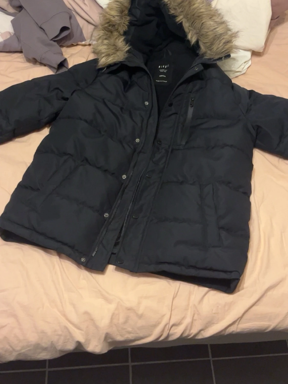 Svart pufferjacka med fuskpäls