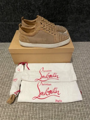 Christian Louboutin skor  - Hej, säljer nu dessa svin snygga Loubs skor. Skorna är i grymt skick! Begränsat antal boxar och dustbag. Hör av dig vid frågor. 