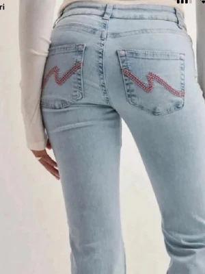 Utsvängda Nelly byxor - Säljer ett par ljusblå jeans 