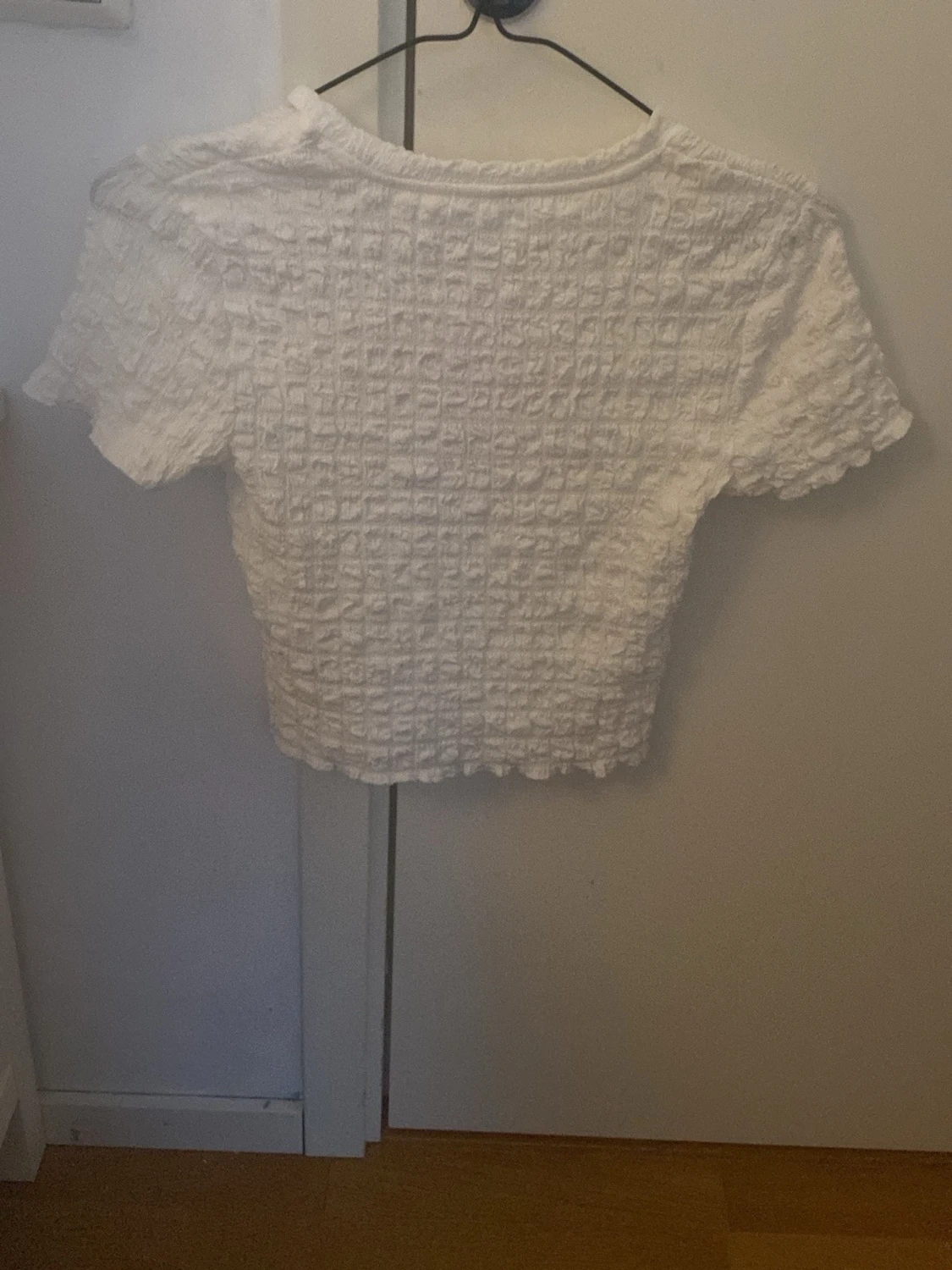 Vit topp med röd text och jordgubbar - 1