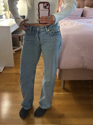 Ljusblå low waist straight jeans  - Snygga jeans från Weekday ”Arrow” med låg midja. Säljer dem på grund av att de blivit för små💞