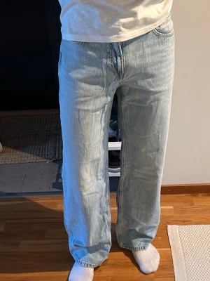 Straight Loose Jeans - Ljusblåa jeans i straight loose fit. De är helt nya, med prislapp. Jag är 185cm lång. Strl. 30/32
