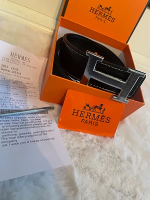 Svart bälte med silver H - Svart bälte med silver H