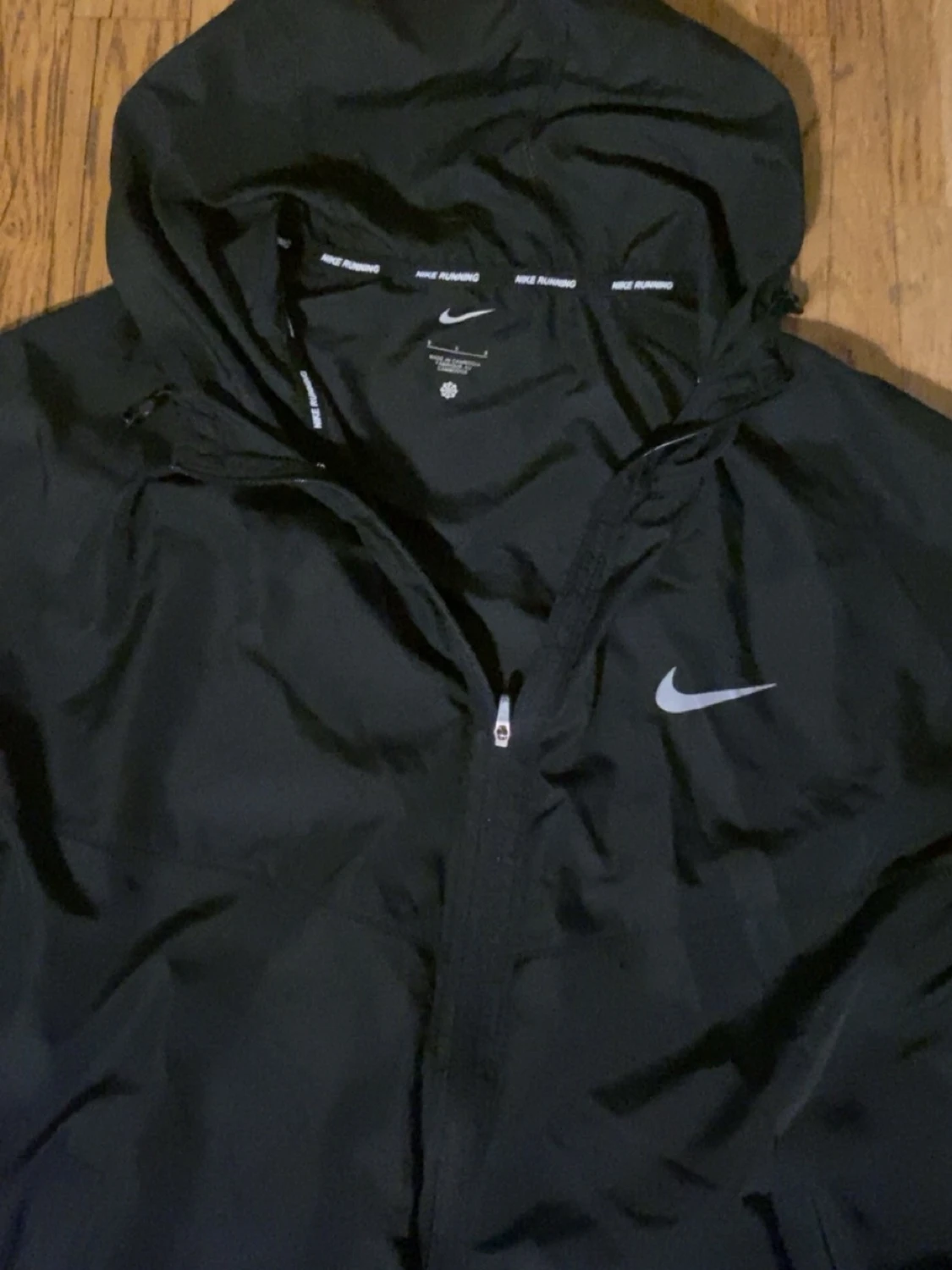 Svart vindjacka med huva från Nike - 1