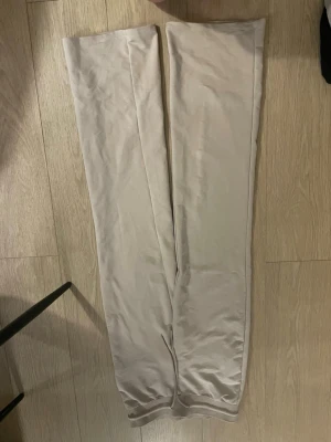 Beige mjukisbyxor från lager 157 - Säljer ett par beige mjukisbyxor från H&M i storlek XS. Byxorna har raka ben, bred resår i midjan och är gjorda i mjukt bomullsmaterial. Perfekta för chill dagar hemma eller när du vill ha det extra bekvämt. Bootcut