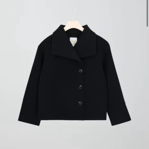 Mörk Blå kappa - Fin blå kappa från Gina young i strl 146/152. Nypris är 400kr. Den är använd fåtal gånger och pris kan såklart disskuteras.