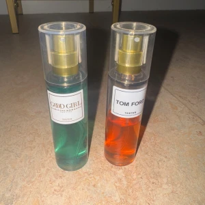 Parfymduo Good Girl & Tom Ford - Två parfymtesters i genomskinliga plastflaskor med guldfärgade spraymunstycken. Ena flaskan innehåller en grön vätska med etiketten Good Girl, den andra en orange vätska med etiketten Tom Ford. Perfekt för dig som vill testa nya dofter.