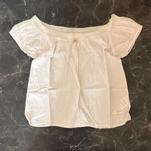 Offshoulder blus - Jätte jätte fin ljusrosa offshoulder blus från Odd molly, spets kant och rosett💗 perfekt till sommar och fest