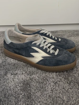 Gråblå sneakers från Moa Concept  - Säljer ett par gråblå sneakers från Moa Concept i mocka. Skorna köptes våren 2025 på NK i Stockholm. Endast använda 2-3 gånger och skorna är därför i extremt bra skick. Nypris 2799 kr. 