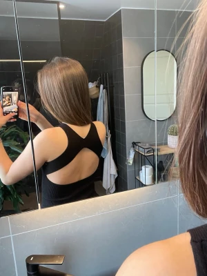  klänning med öppen rygg - Snygg svart ribbad klänning från mango med öppen rygg. Är väldigt strechig så är absolut inte lika liten som den ser ut på andra bilden