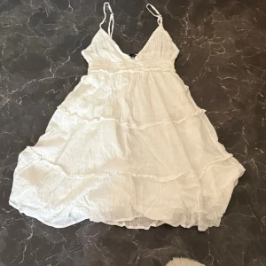 Sommarklänning - Superfin sommarklänning från Bershka, passar perfekt till skolavslutning eller strand💗