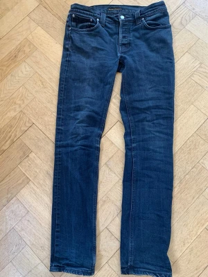 Mörkblå slim fit jeans från Nudie - Snygga mörkblå slim fit jeans från nudie 