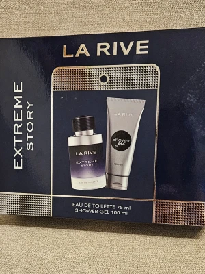 La Rive Extreme Story parfymset - La Rive Extreme Story parfymset innehåller en Eau de Toilette (75 ml) och en duschgel (100 ml) för män. Flaskan är stilren i svart och silver med en svart kork, och duschgelen kommer i en silverfärgad tub. Perfekt presentförpackning med modern design.