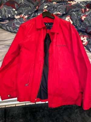 Röd vindjacka från Peak Performance - Snygg röd vindjacka från Peak Performance. Denna jacka har inte ens kommit ut ur huset så aldrig använt.