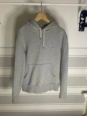 Maison Kitsuné hoodie - Säljer min Maison Kitsuné hoodie då den börjar bli lite liten för mig.                                             Storlek S | Skicket är mycket bra!                       Han på bilden är 183cm och väger 71kg!            Ganska sällsynt hoodie!!                                 Öppen för byten om någon har en likadan i Medium!