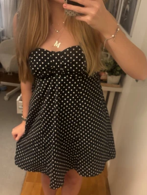 Svart prickig kort klänning - Säljer en svart kort klänning med vita prickar. Klänningen har jag sytt om själv men med inspiration från en klänning från Zara! Hör av er om ni har några frågor💞🌸