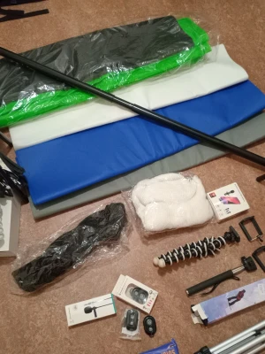 Studiokit med bakgrunder och många olika stativ - Komplett studiokit för foto och video med bakgrunder i grönt, vitt, blått, svart och grått. Stativ, tripod, gorillapod, 2 mindre mobilstativ, fjärrkontroll för mobila stativ, hållare och väska. Ansiktsmask såsom fröken snusk men i svart och i vitt. Finnes även en lamp stativ med oridinarie svart duk och en tunnare vit duk för dämpning av lyse vid behov. En handsfree sol/usb laddare. Perfekt för dig som vill fixa hemmastudio eller stream setup. Allt du behöver för att komma igång direkt!