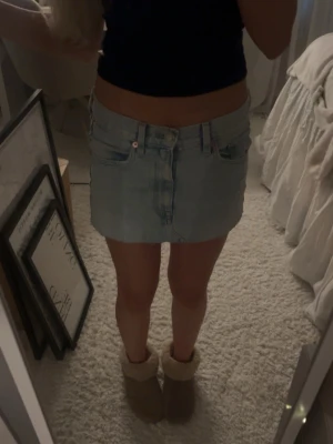 lågmidjad jeanskjol  - jötte fin och i fint skick midjemåttet är 35cm❤️