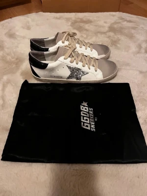 GGDB Superstar sneakers med glitterstjärna - Hjälper min mamma att sälja. Inget kvitto finns!! Knappt använda då dom både är förstora för mig och min mamma. Pris kan diskuteras!