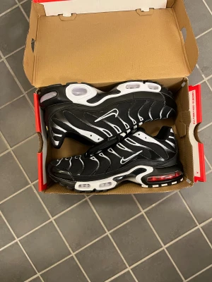 Nike Air Max Plus svart/vit - Nike Air Max Plus sneakers i svart och vita perfekt för dig om du vill ha en sportig look på din outfit eller ge den som present till någon     Pris kan diskuteras✅