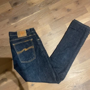 Nudie jeans - Snygga mörkblå jeans med en lite tajtare passform.