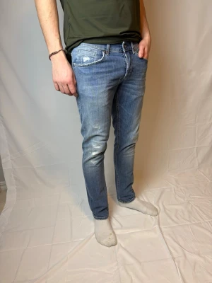 Dondup George jeans ljusblå - Skick: 8/10 riktigt snygg tvätt och slitningar och snygg passform! Modellen är 182cm och väger 80kg plagg nmr 21