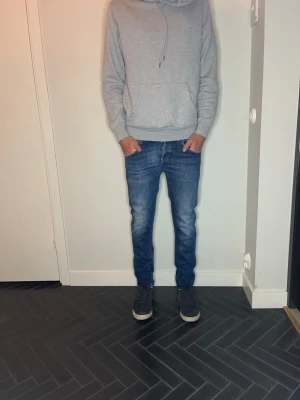 Dondup  - Dondup jeans i fint skick! W29. Midje bredd: 39cm, längd: 91cm. Pris kan diskuteras! Kontakta vid frågor och funderingar! 