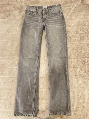 Grå raka jeans från 157 - Snygga grå jeans från lager 157 med raka ben och klassisk femficksmodell. 🌟 Jeansen har en ljusgrå tvätt och är tillverkade i bomull för en bekväm känsla. Perfekta för en avslappnad och trendig stil! (Dock har de små slitningar längst ned, kolla bild 4) 🥰🥰🥰