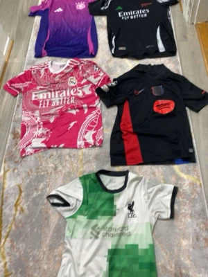 Fotbolls tröjor  - Jag har fem fotbolls tröjor en från barcelona en från liverpool en från arsenal en från real madrid och Tysklands landslags tröja. Priset kan diskuteras. Lamine Jamal tröjan är redan såld men du kan fortfarande köpa dom andra bara kontakta mig 