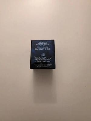 Chopard Wish 5ml  parfym diamantflaska - Unik parfym från Chopard i en diamantformad glasflaska med silverfärgat lock och ringdetalj. Flaskan har en elegant design och innehållet har en lätt rosa ton. Perfekt för dig som gillar exklusiva och snygga parfymer.