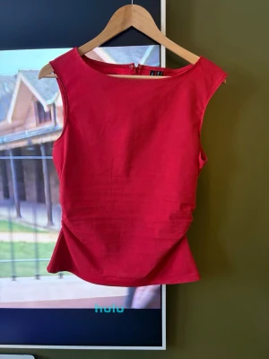 Röd ärmlös topp från vero Moda  - Snygg röd topp från Vero Moda och är aldrig använd 