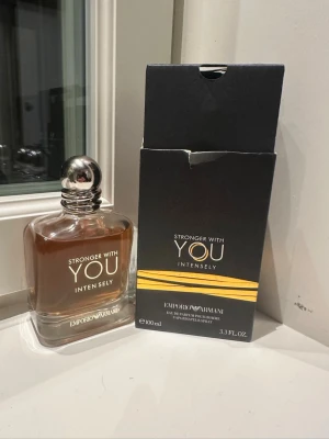 100 ml Emporio Armani Stronger With You Intensely - Emporio Armani Stronger With You Intensely är en parfym med elegant brun glasflaska och silverfärgad rund kork. Flaskan har en modern, stilren design och kommer i en svart kartong med guldiga detaljer. Doften är intensiv och maskulin, perfekt för dig som gillar exklusiva parfymer.