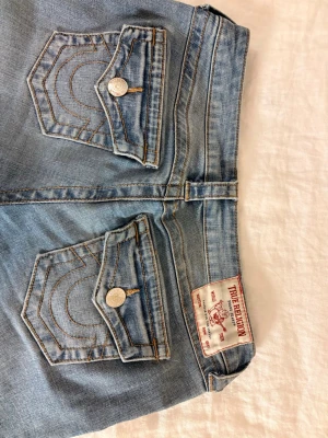 True religion Joey - Säljer ett par ljusblå true religion jeans med låg midja. Perfekt till våren🌸🌸Säljer då de är för korta⭐️⭐️⭐️Inget slit perfekt skick          Storlek 25 Model: Joey (passar mig som har S)