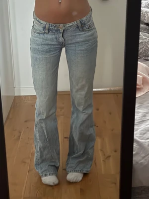 Lågmidjade jeans - lågmidjade bootcut/baggy jeans, Typ mina favo jeans men har tyvärr blivit för små😓 jättebra skick osv!! Storleken är W25 L32, motsvarar ungefär XS