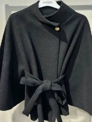 Svart cape-kappa från Missay - Använd fåtal gånger 