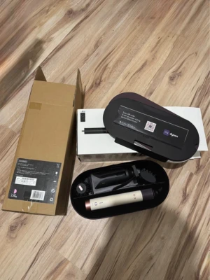 Dyson Coanda 2x - Dyson Airwrap Coanda 2x – Nyskick ✨  Säljer min Dyson Airwrap Coanda 2x i mycket fint skick. Den fungerar perfekt och ger salongskänsla hemma tack vare den uppgraderade Coanda-tekniken som formar och lockar håret med luft – utan extrem värme.  ✨ 2x Coanda-effekt för bättre kontroll och snabbare styling ✨ Lockar, formar, slätar ut och ger volym ✨ Skonsam mot håret ✨ Flera munstycken/tillbehör ingår ✨ Originalförpackning medföljer (om den gör   Skickar samma dag som köp