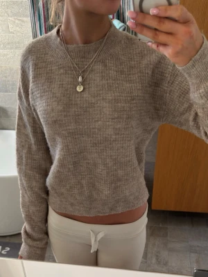 Beige stickad ull tröja - Enkelt bas plagg med det lilla extra unika stickningen och den perfekta kalla beiga färgen! Blir sååå brun i denna 🐚💫Stl XS